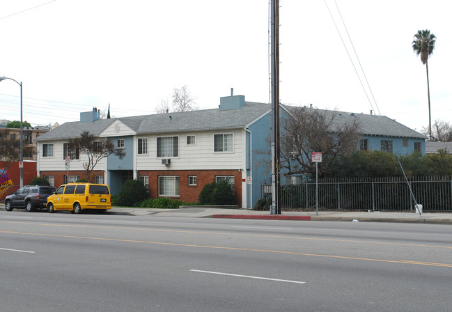 4421 Laurel Canyon Blvd in Studio City, CA - Foto de edificio - Building Photo