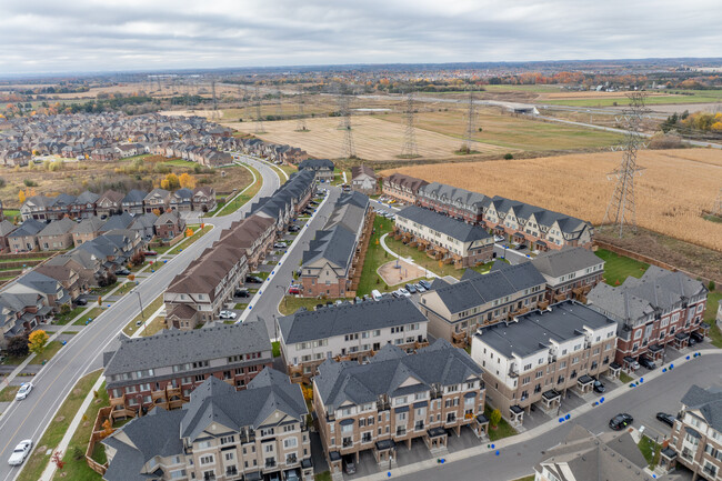 Magdalen Path in Oshawa, ON - Building Photo - Building Photo