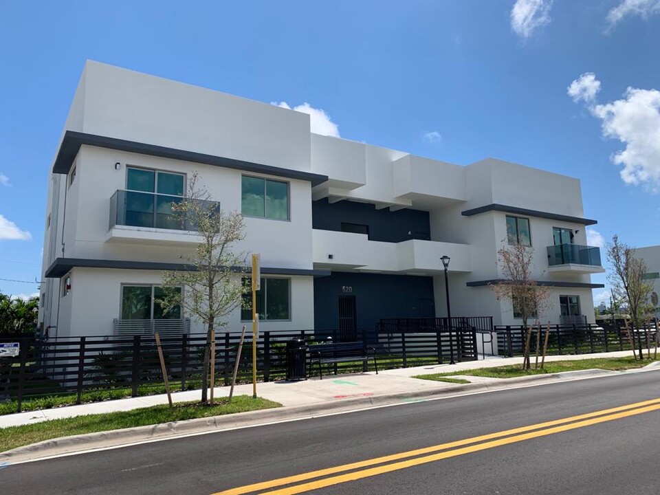 520 Foster Rd in Hallandale Beach, FL - Building Photo