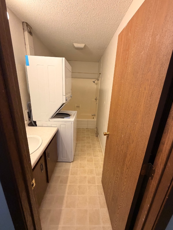 1063 5th Ave NW in Valley City, ND - Foto de edificio - Building Photo