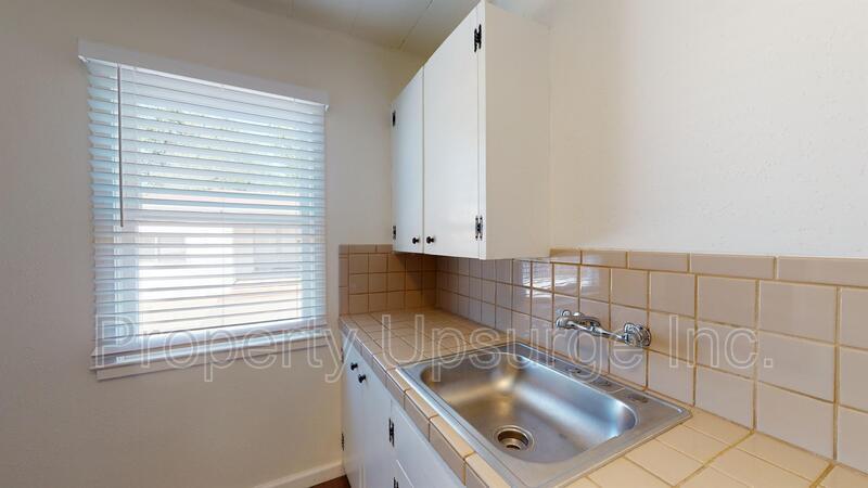 1044 W Court Alley in Redding, CA - Building Photo