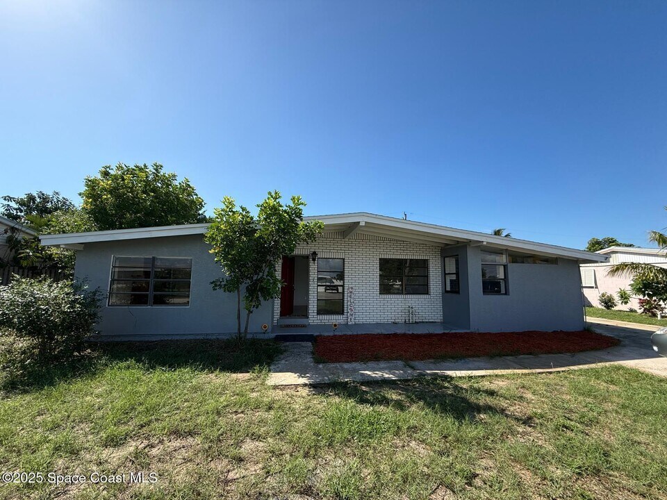 120 NE 3rd St in Satellite Beach, FL - Building Photo