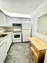212 Suffolk F in Boca Raton, FL - Foto de edificio - Building Photo