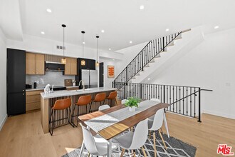 2326 S Dunsmuir Ave in Los Angeles, CA - Building Photo - Building Photo