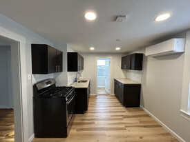 11 Groton Pl, Unit 3 Apartments