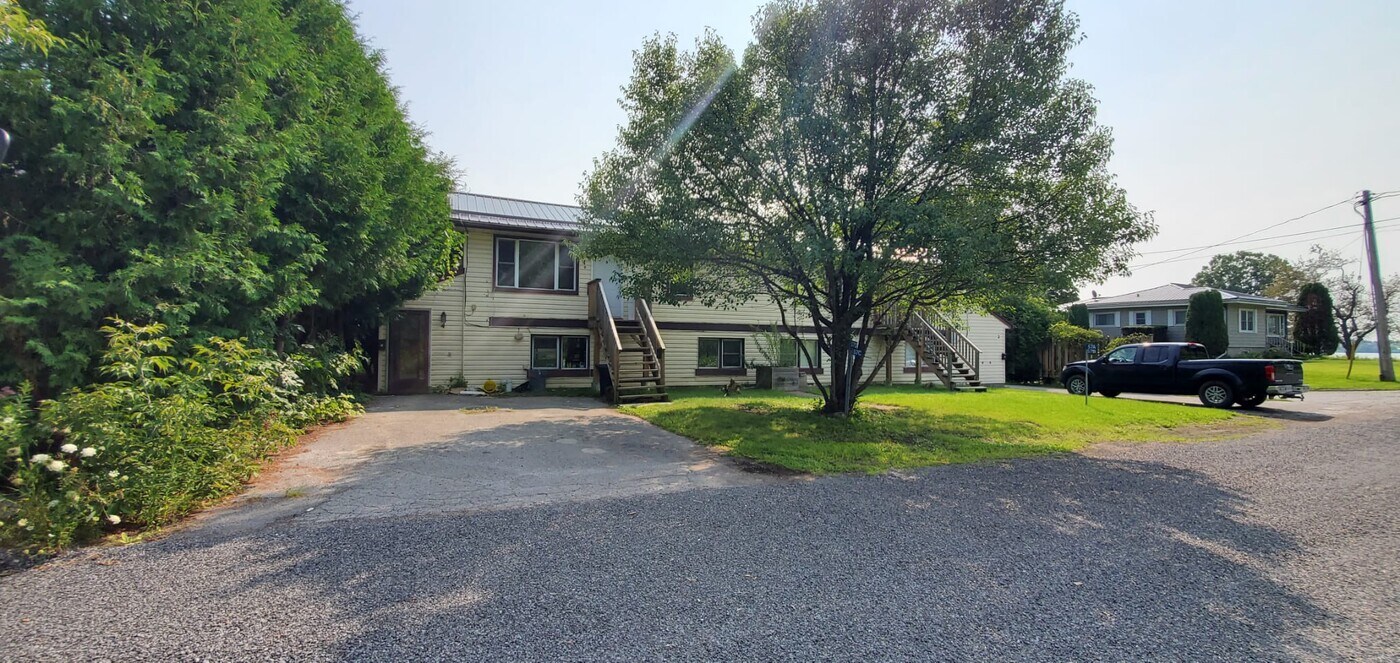 57 Quinte Vw Dr, Unit D in Quinte West, ON - Building Photo