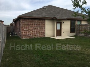 684 Creekside Cir in New Braunfels, TX - Building Photo - Building Photo