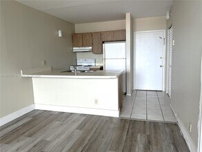 2501 Riverside Dr in Coral Springs, FL - Building Photo - Building Photo