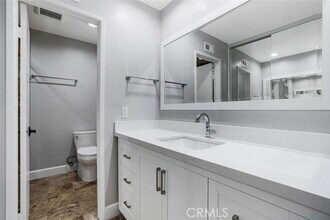 5800 Owensmouth Ave in Los Angeles, CA - Building Photo - Building Photo