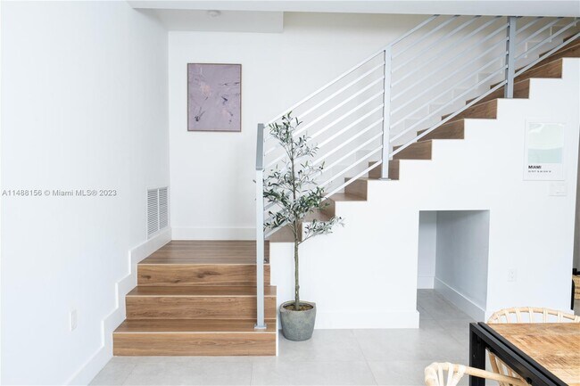 3524 SW 25th Terrace, Unit A in Miami, FL - Foto de edificio - Building Photo