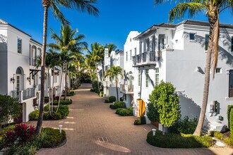 Naples Casamore in Naples, FL - Foto de edificio - Building Photo
