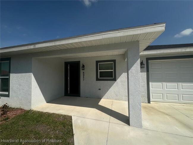 6957 San Benito Dr in Sebring, FL - Building Photo - Building Photo