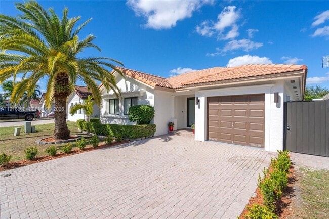 15057 SW 32nd St in Miami, FL - Foto de edificio - Building Photo