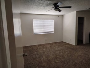 1901 Calla Lily Dr in Bakersfield, CA - Foto de edificio - Building Photo