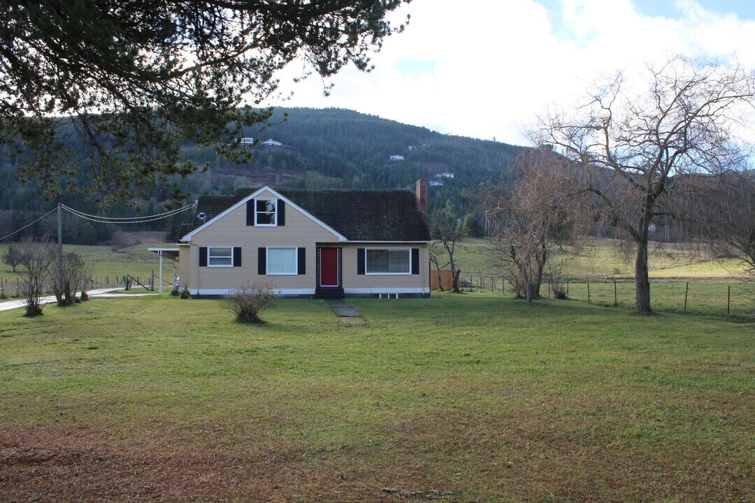 1886 Palo Alto Rd, Unit 1882 Palo Alto Rd in Sequim, WA - Building Photo