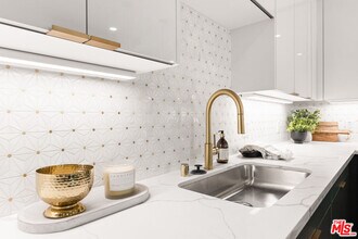 4000 Mont Clair St in Los Angeles, CA - Building Photo - Building Photo