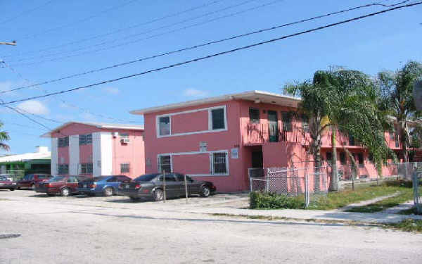 750 NW 70th St in Miami, FL - Foto de edificio - Building Photo