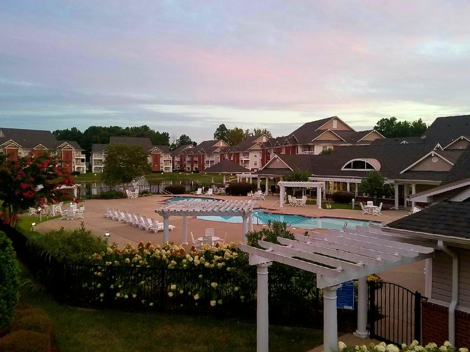 Falcon Creek Luxury Lifestyle Apartments in Hampton, VA - Foto de edificio