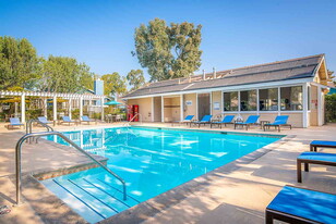 Woodside Village in Ventura, CA - Building Photo