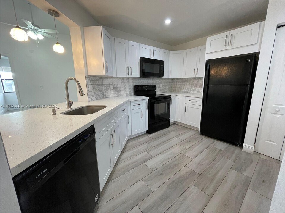 1042 Adams Ave in Homestead, FL - Building Photo