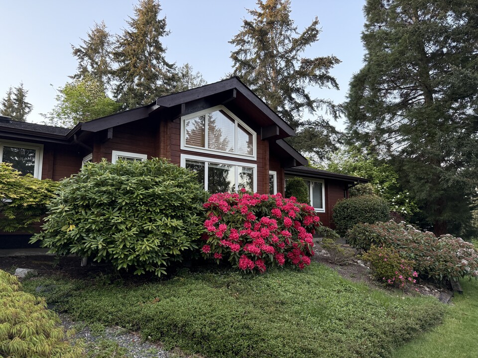 1106 NE Wing Point Way in Bainbridge Island, WA - Building Photo
