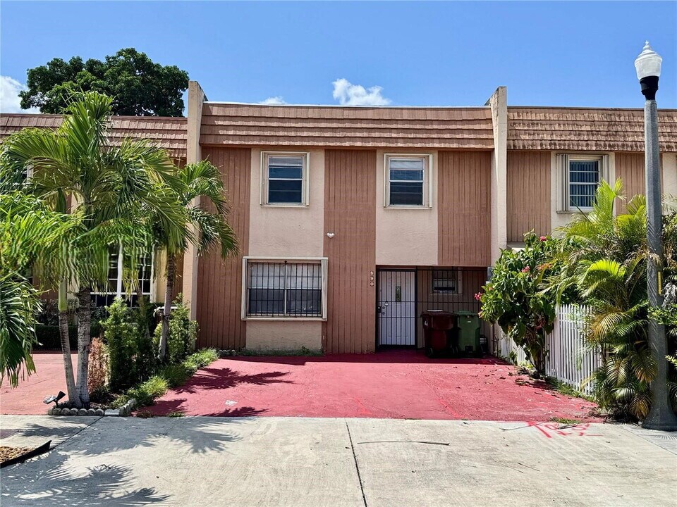 890 W 81st Pl in Hialeah, FL - Building Photo