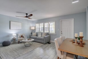 975 9th Ave S in Naples, FL - Building Photo