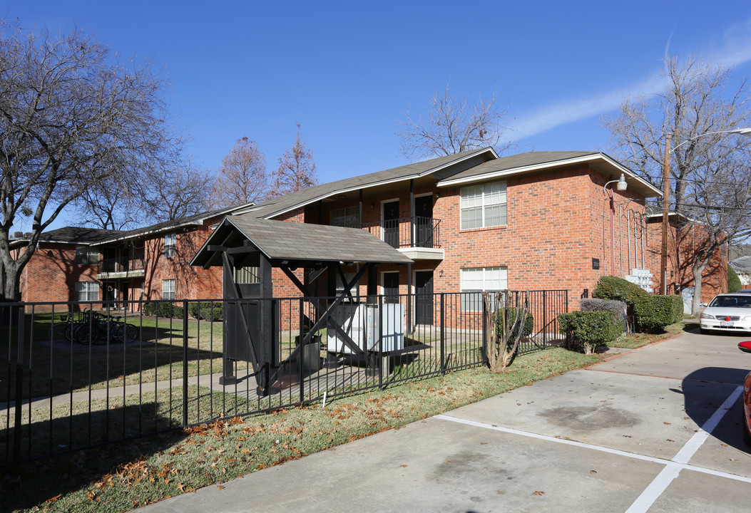 Shady Place in Denton, TX - Building Photo