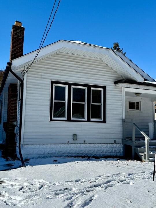 2134 Douglas St in Rockford, IL - Building Photo