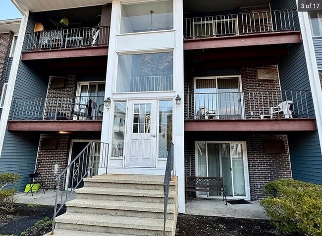 property at 7 Woodcrest Ct