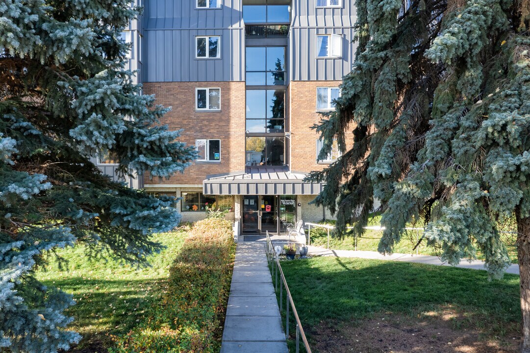 Bow Centre Place in Calgary, AB - Building Photo