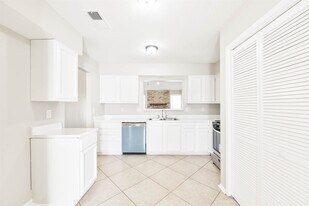 8046 Split Pine Dr in Houston, TX - Building Photo