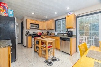 114 Granville Ave, Unit 114 in Malden, MA - Foto de edificio - Building Photo