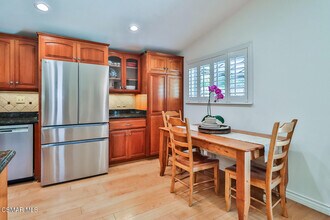 557 W Gainsborough Rd in Thousand Oaks, CA - Building Photo - Building Photo