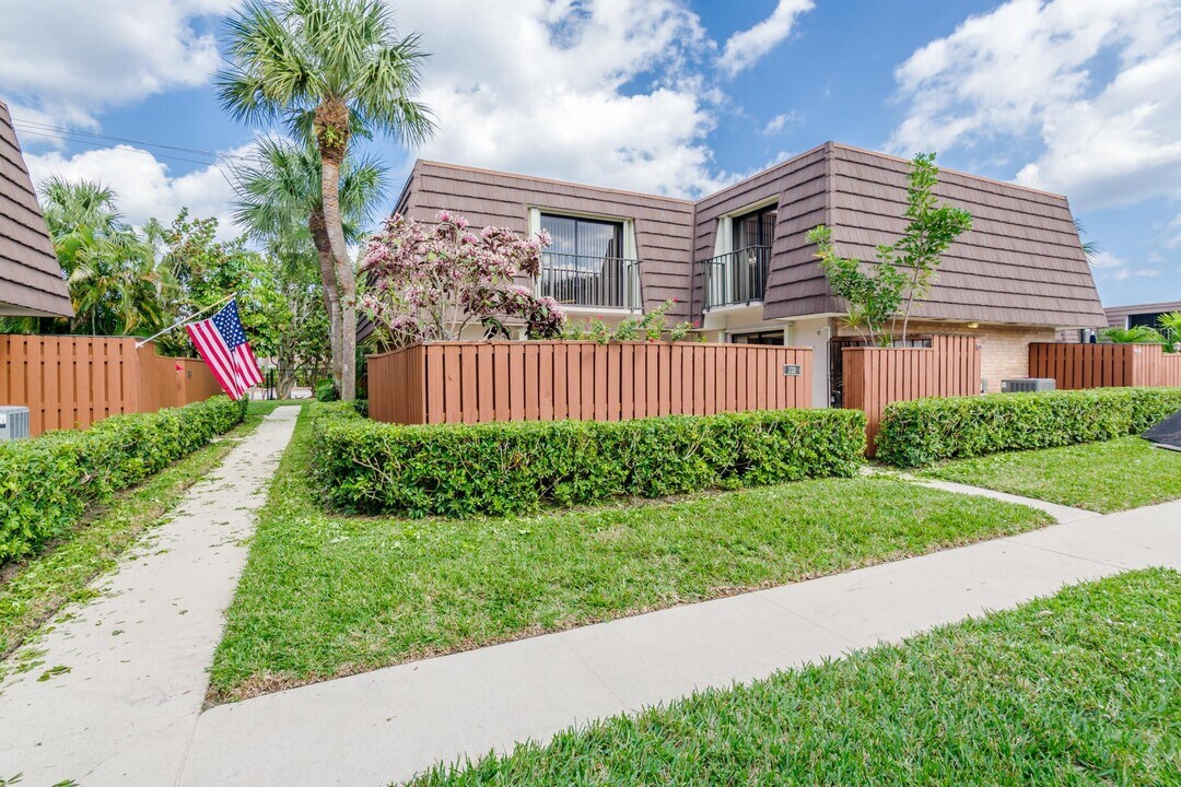 1132 11th Ct in Jupiter, FL - Foto de edificio
