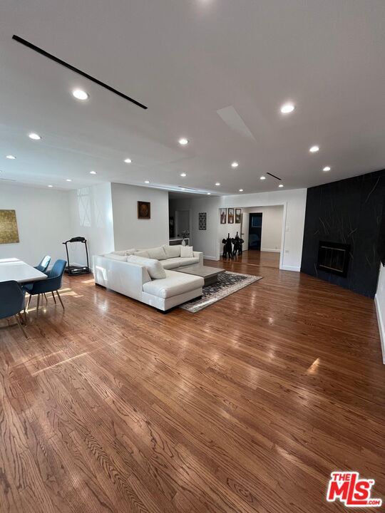 9420 Creemore Dr in Los Angeles, CA - Building Photo - Building Photo