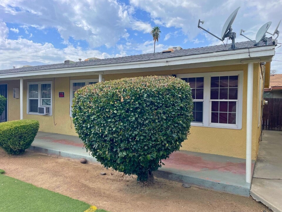 3337 E Clinton Ave in Fresno, CA - Building Photo