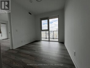 285-285 Dufferin St in Toronto, ON - Building Photo - Building Photo