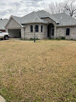 910 York St in Forney, TX - Building Photo