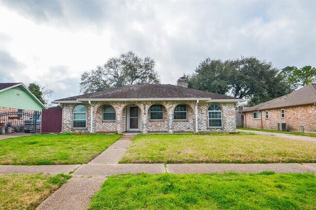 9323 Claridge Dr in Houston, TX - Foto de edificio - Building Photo