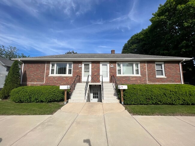 316-312 N Locust St in Sycamore, IL - Building Photo - Building Photo