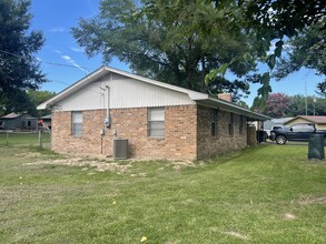 1050 W Lennon Dr in Emory, TX - Building Photo - Building Photo