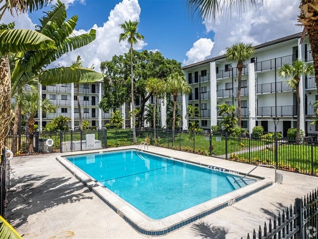 The Meridian at 2825 in Ft. Myers, FL - Foto de edificio - Building Photo