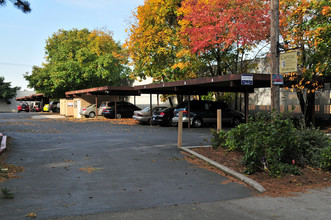 Rogers Plaza in Portland, OR - Foto de edificio - Building Photo