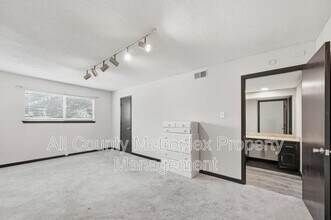 7031 Holly Hill Dr in Dallas, TX - Foto de edificio - Building Photo