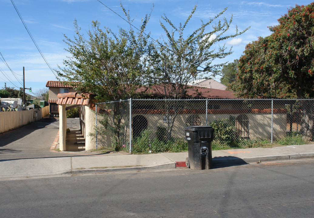 233-237 Cottonwood Rd in San Ysidro, CA - Building Photo