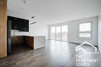 3008 W Belmont Ave, Unit 2 in Chicago, IL - Building Photo - Building Photo