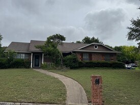 1032 December Dr in Hewitt, TX - Building Photo