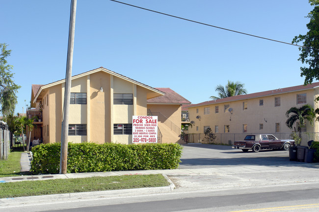 1751-1761 W 41st St in Hialeah, FL - Foto de edificio - Building Photo