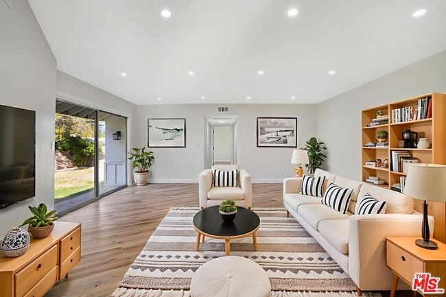 23153 Gonzales Dr in Los Angeles, CA - Building Photo - Building Photo